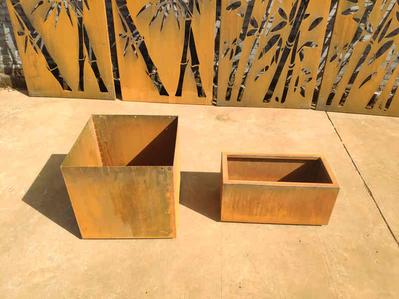 <h3>Planters with decorative laser cut corten steel privacy </h3>
